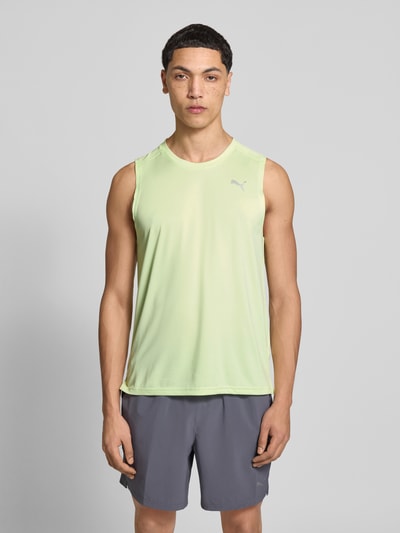 Męski model nosi Top mit Logo und Rundhalsausschnitt von PUMA PERFORMANCE, krój regular fit, logo, okrągły dekolt, długość tyłu w rozmiarze M: 71 cm, jasna zieleń, gładka tekstura, przód, całe ciało