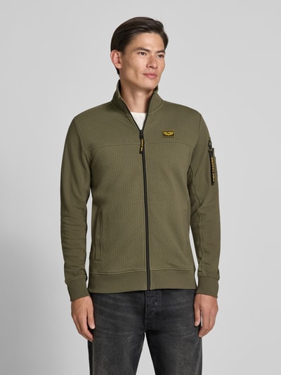Männermodel trägt Sweatjacke mit Stehkragen und Label-Patch von PME Legend, Olivgrün, Strukturmuster, Reißverschluss, Ganzkörperansicht von vorne. Materialmix mit Baumwoll-Anteil, Straight Fit, seitliche Eingrifftaschen, Ärmeltasche, Rückenlänge 70 cm, Ärmellänge 67 cm.