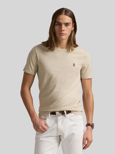 Männermodel trägt Regular Fit T-Shirt aus reiner Baumwolle von Polo Ralph Lauren in Beige mit Logo-Stitching, unifarben, Ganzkörperansicht von vorne.