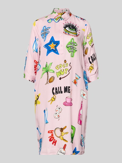 Produktfoto, Relaxed Fit Hemdblusenkleid aus reiner Viskose von Milano Italy, rosa Grundton mit buntem Comic-Print, Hemdblusenkragen, 3/4-Arm, Knopfleiste, wohnliche Struktur
