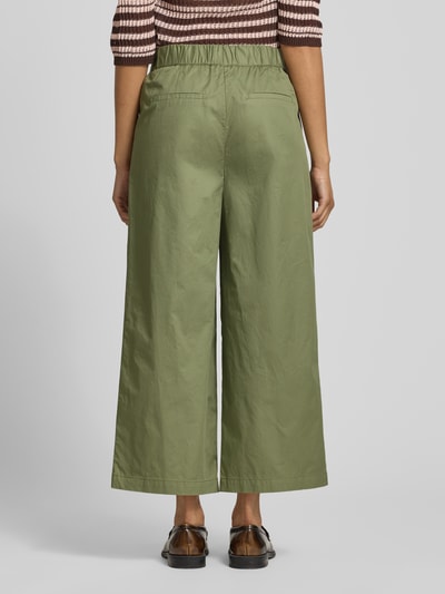 Frauenmodel trägt Regular Fit Culotte aus reiner Baumwolle von s.Oliver RED LABEL in Optik: Unifarben, Materialverarbeitung: Twill, Ganzkörperansicht Rückansicht.