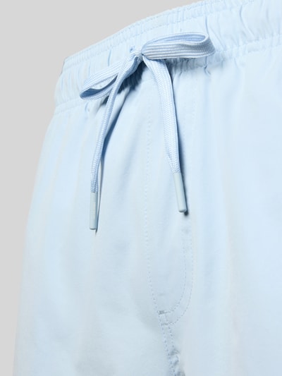 Produktfoto, spodenki kąpielowe z wyhaftowanym logo, model 'MAUI' od Jack & Jones, krój regular fit, elastyczny pas, tunel, jasnoniebieskie, gładka faktura