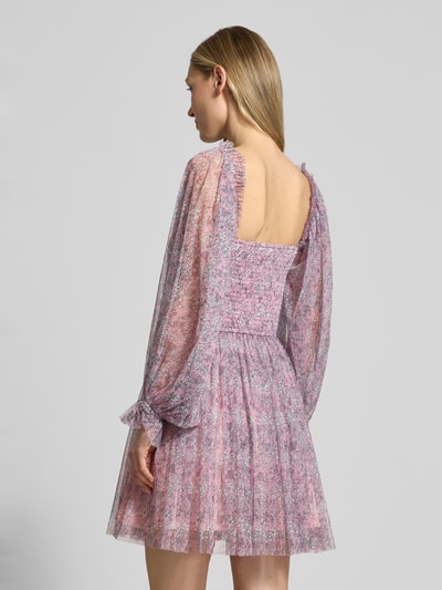 Frauenmodel trägt Cocktailkleid mit Karree-Ausschnitt von LACE & BEADS aus Mesh in Rosa, Minikleid mit Rüschen, Ganzkörperansicht Rückansicht.