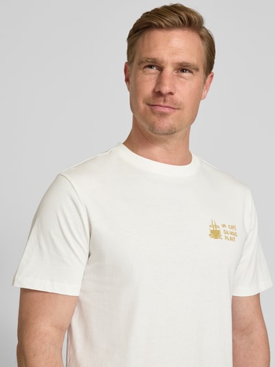 Männermodel trägt T-Shirt mit Motiv-Print Modell 'ØRSLEV' von Casual Friday, reine Baumwolle, Regular Fit, Nahaufnahme Oberkörper.