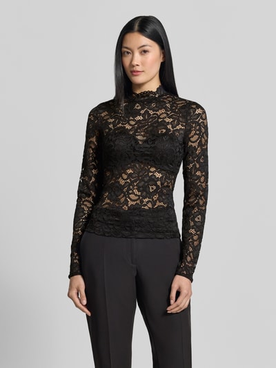 Frauenmodel trägt Slim Fit Longsleeve aus floraler Spitze Modell 'Lacey' von YAS, schwarz, semitransparent, Stehkragen, Ganzkörperansicht von vorne