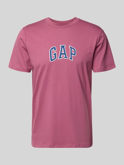 Produktfoto, T-Shirt mit Logo-Patch und Rundhalsausschnitt von GAP in Pink, Herren T-Shirt aus reiner Baumwolle, Straight Fit, Rückenlänge 70 cm bei Größe M.