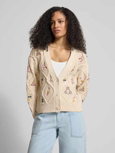 Frauenmodel trägt Strickjacke mit Stitchings von Jake*s Casual, cremefarben, V-Ausschnitt, Knopfleiste, Regular Fit, Nahaufnahme Oberkörper.