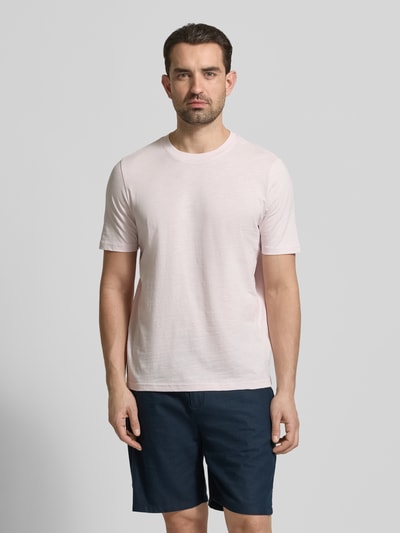 Męski model nosi Regular Fit T-Shirt mit Rundhalsausschnitt von MCNEAL, bawełna, kolor jasnoróżowy, krój regular fit, widok z przodu, zdjęcie całej sylwetki.