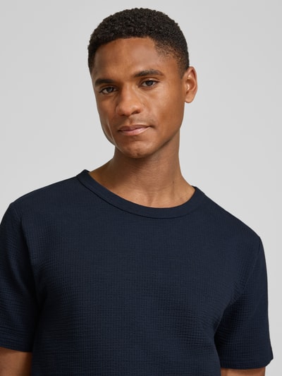 Männermodel trägt Regular Fit T-Shirt aus Baumwoll-Mix Modell 'SANDER' von SELECTED HOMME, unifarben, Nahaufnahme Oberkörper