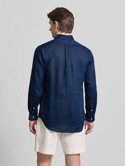 Männermodel trägt Regular Fit Freizeithemd aus reinem Leinen von Polo Ralph Lauren in Dunkelblau, Rückansicht, Ganzkörperansicht.