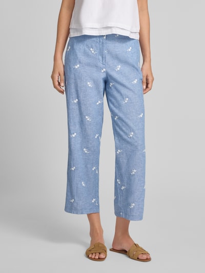 Vrouwenmodel draagt Hose aus Leinen-Baumwoll-Mix mit Stitchings van Christian Berg Woman, lichtblauw met witte Stitchings, Steekzakken, knoop- en ritssluiting, Verkorte pasvorm, mix van katoen en linnen, maat 36, binnenbeenlengte 65 cm, bandwijdte 40 cm, voorkant volledige lichaamsweergave.