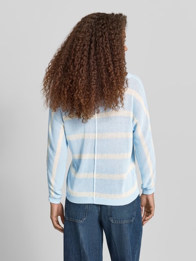 Frauenmodel trägt Boxy Fit Strickpullover aus Viskose-Mix Modell 'ALBERTA' von Pepe Jeans in hellblau-weiß gestreifter Strickoptik, gerippte Abschlüsse, Strukturmuster, Ganzkörperansicht Rückansicht.