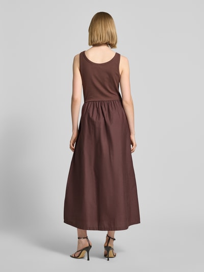 Frauenmodel trägt Midikleid im 2-in-1-Look Modell 'SUNNIA' von B.Young in Braun, Baumwoll-Elasthan-Mix, Ganzkörperansicht Rückansicht.