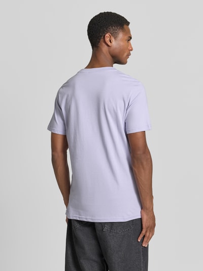 Männermodel trägt T-Shirt mit Stitching und Rundhalsausschnitt von Lindbergh, Reine Baumwolle, Slim-Fit, Rückenlänge 71 cm, Ganzkörperansicht Rückansicht.