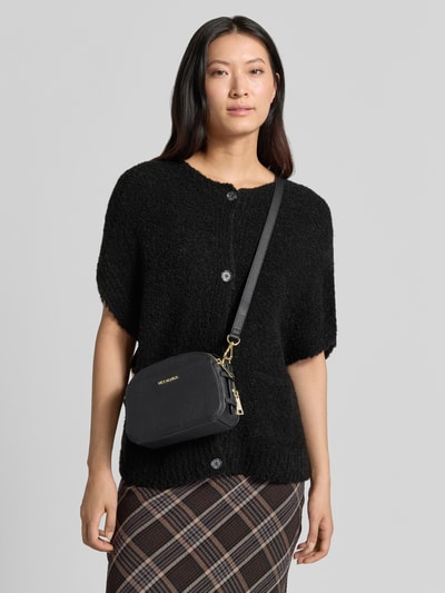 Vrouwenmodel draagt Crossbody Bag aus Leder-Mix van Hey Marly in zwart met goudkleurige labeldetails, verstelbare schouderband, vakken met ritssluiting, zijvak en binnenzak met ritssluiting, breedte 21 cm, lengte 15 cm, diepte 7 cm, bandlengte 145 cm, vooraanzicht bovenlichaam.
