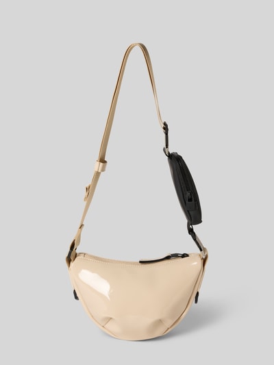 Produktfoto, beige glänzende Handtasche mit Label-Detail Modell 'VALERA' von RAINS, verstellbarer Schulterriemen, glatte Textur, minimalistisches Design