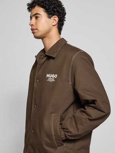 Męskimodel nosi Regular Fit Bluzon aus reiner Baumwolle Modell 'BIYO2611' od Hugo Blue, efekt: jednolity kolor, długi rękaw, wykładany kołnierz, zatrzaski, nadruk z logo, szwy w kontrastowym kolorze, wpuszczane kieszenie, kieszeń wewnętrzna, bawełna, całkowita sylwetka z przodu