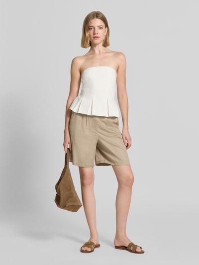 Frauenmodel trägt Regular Fit Bermudas aus Lyocell von Tom Tailor in Beige, unifarben, feine Webstruktur, Ganzkörperansicht von vorne.