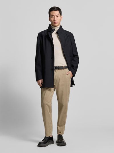 Männermodel trägt Regular Fit Mantel mit herausnehmbarem Innenkragen Modell 'FINALLY FLEX' von Strellson in Schwarz, Ganzkörperansicht von vorne
