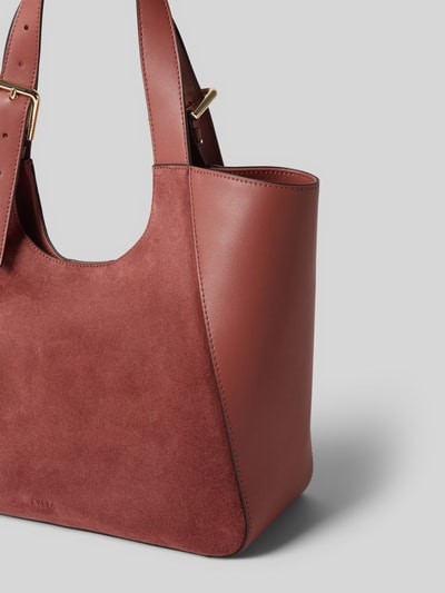 Produktfoto, Tote Bag aus echtem Leder Modell 'Dora' von FURLA in Rot mit strukturierter Oberfläche, sichtbare Nahtdetails und goldfarbene Schnalle, Hauptfach mit Magnetverschluss, verstellbare Schulterriemen, Innenfach mit Reißverschluss, Größe 41x29x12 cm, Schulterriemenlänge 52 cm.