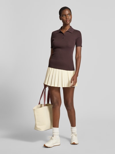 Vrouwenmodel draagt plooirok met elastische band model 'SELENE' van Guess Activewear, A-lijn, materiaalmix met stretch, minirok, creme, bandwijdte maat S 35 cm, totale lengte maat S 36 cm, frontale lichaamsopname.