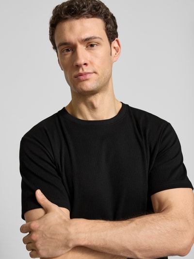Męski model nosi Regular Fit T-Shirt aus Baumwoll-Mix Modell 'SPENCER' von SELECTED HOMME, jednokolorowy, wzór w paski, okrągły dekolt, krótki rękaw, drobne prążkowanie, mieszanka bawełny, Nahaufnahme górnej części ciała.
