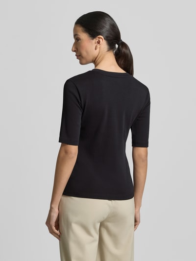 Modelka nosi T-Shirt mit V-Ausschnitt von Christian Berg Woman, czarny, bawełna z elastanem, krój regular fit, półrękaw, długość pleców w rozmiarze S: 55 cm, widok całej sylwetki z tyłu