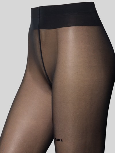 Vrouwenmodel draagt panty Strumpfhose mit Statement-Stitching Modell 'Girl‘s Girl' van OH APRIL, materiaalmix met stretch, nauwsluitend model, elastische band, statement-stitching, detailopname bovenbenen.
