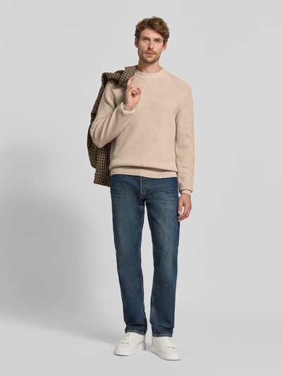 Männermodel trägt cremefarbenen Regular Fit Pullover aus Viskose-Mix Modell 'MATTI' von Jake*s Studio Men, dazu blaue Jeans, Ganzkörperansicht von vorne.