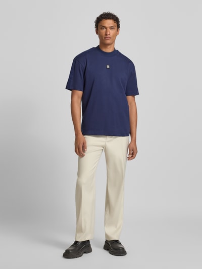 Männermodel trägt Relaxed Fit T-Shirt aus reiner Baumwolle Modell 'DANOVOTI' von HUGO, Optik: unifarben, Ganzkörperansicht von vorne.