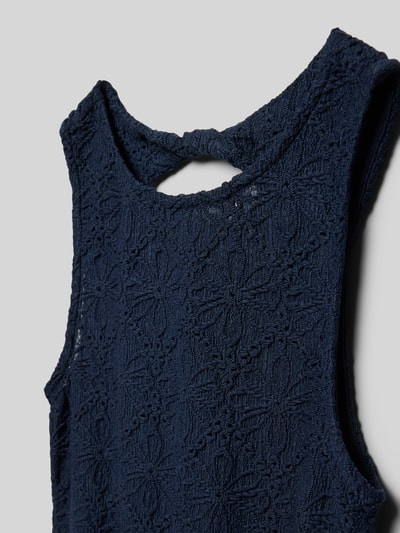 Mädchen trägt Tailliertes Freizeitkleid mit Lochstickmuster von s.Oliver RED LABEL w kolorze granatowym, szerokie ramiączka, dekolt na plecach z wycięciem, efekt: jednolity kolor, wyhaftowany wzór, tkanina teksturowana, detaliczne ujęcie pleców, detailaufnahme pleców.