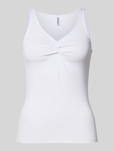Produktfoto, weißes Slim Fit Top aus Viskose-Mix Modell 'MALIVA' von Pieces, Optik: Unifarben, V-Ausschnitt, ohne Ärmel, glatte Stretch-Textur.
