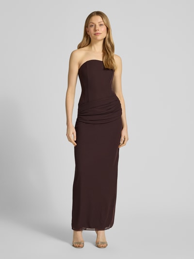 Frauenmodel trägt Cocktailkleid aus Mesh mit Drapierungen Modell 'Kia' von Forever New in Dunkelbraun, Figurbetont, Maxikleid, Ganzkörperansicht von vorne. Rückenlänge bei Größe 36: 129 cm, Brustweite bei Größe 36: 33 cm.