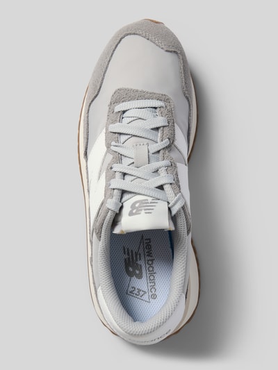 Produktfoto, Sneaker aus Leder-Mix von New Balance in Grau und Weiß mit Abgerundete-Spitze, Schnürung, Label-Detail, Profilsohle, Absatzhöhe 3 cm, Schafthöhe 8 cm, Schaftweite 9 cm