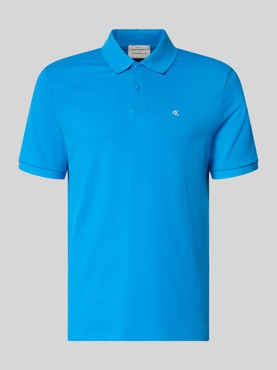 Produktfoto, Straight Fit Poloshirt mit Label-Stitching von Calvin Klein Jeans aus reiner Baumwolle in Blau mit Polokragen und gerippten Ärmelabschlüssen.