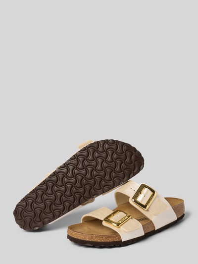 Produktfoto, instappers in leerlook met afgeronde pasvorm, model 'Sydney' van Birkenstock, logodetail, hakhoogte bij maat 40: 3 cm