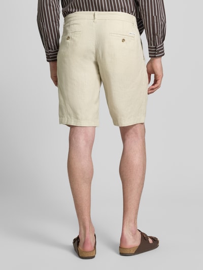 Männermodel trägt Regular Fit Shorts aus reinem Leinen Modell 'RESO JOGGER' von Marc O'Polo, Optik: Unifarben, Ganzkörperansicht Rückansicht.