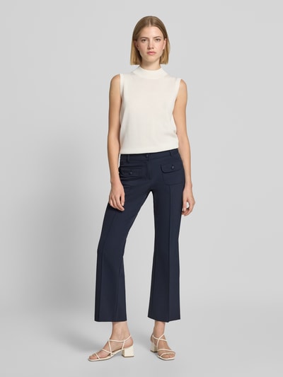 Vrouwenmodel draagt donkerblauwe slim fit broek met opgestikte zakken model 'FARAH' van CAMBIO, Dames broek, volledig van voren.