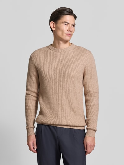 Männermodel trägt Slim Fit Pullover aus Schurwoll-Mix von ROY ROBSON in Beige, feine Rippstruktur, Rundhalsausschnitt, Ganzkörperansicht von vorne. Herren Pullover, Modal-Anteil, langärmliges Design, Rückenlänge 70 cm, Ärmellänge 69 cm.