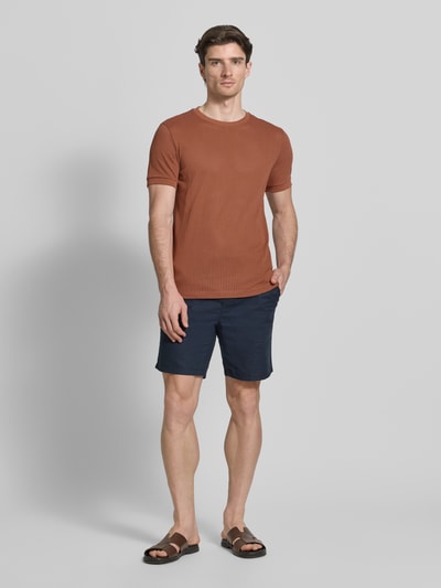 Männermodel trägt T-Shirt mit Rundhalsausschnitt von Antony Morato, Reine Baumwolle, Regular-Fit, Strukturmuster, Rückenlänge 69 cm, Ganzkörperansicht von vorne.