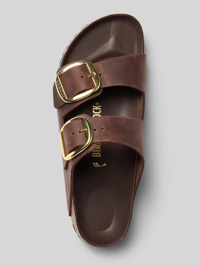 Produktfoto, Slides aus echtem Leder Modell 'Arizona' von Birkenstock in Braun mit goldfarbenen Dornschließen, profilierte Sohle, abgerundete Form