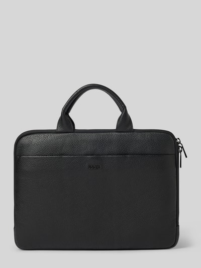Produktfoto, schwarze Laptoptasche mit Tragehenkeln Modell 'Cardona Samu' von JOOP! Collection, feine Lederstruktur, Label-Detail, Vorderansicht