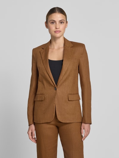 Frauenmodel trägt Slim Fit Blazer aus Leinen mit Pattentaschen Modell 'BORELI' von Mango, Reines Leinen, Reverskragen, Knopfverschluss, Rückenlänge bei Größe 36: 65 cm, Brustweite bei Größe 36: 45 cm, Ärmellänge bei Größe 36: 63 cm, Ganzkörperansicht von vorne.