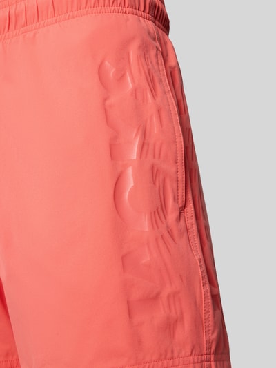 Produktfoto, Badehose mit Label-Print Modell 'MAUI WAVE' von Jack & Jones, Regular Fit, elastischer Bund, korallenrote Farbe, glatte Textur