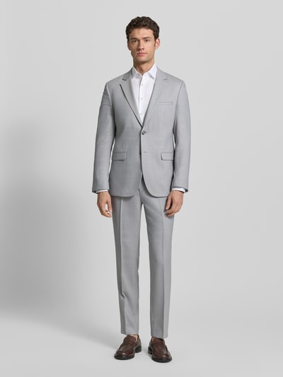 Männermodel draagt Super Slim Fit Anzugsakko met wol Model 'ARTI253X' van HUGO met all-over motief, reverskraag, 2-knoopsluiting, lange mouw, paspelzak op de borst, klepzakken, rompzoom met dubbele split, lichtgrijs, gladde textuur. Ganzkörperansicht van voren.
