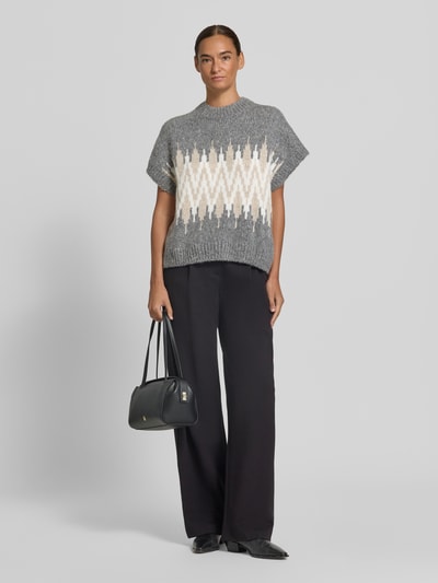 Frauenmodel trägt kamizelkę Regular Fit Shirt mit Woll-Viskose-Kaschmir-Anteil von JOOP! w wielokolorowy wzór w kratę, krótki rękaw, prążkowane zakończenia, detal z logo, krój regular fit, dzianina, materiał z mieszanką wełny, wiskozy i kaszmiru, widok całej sylwetki z przodu.