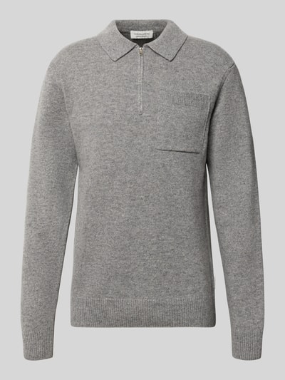 Produktfoto, Strickpullover aus Woll-Mix mit Polokragen Modell 'FELIPO' von Casual Friday, Slim Fit, Reißverschluss, Brusttasche, grau, feine Strickstruktur, Rückenlänge 67 cm