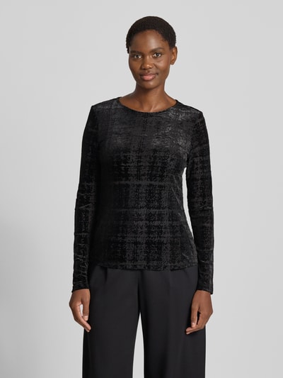 Vrouwenmodel draagt Longsleeve met structuurpatroon van Christian Berg Woman, Materiaalmix met stretch, getailleerde pasvorm, ronde hals, ruglengte maat S 60 cm, kleuren zwart, rechthoekige vormen, fluweelachtige textuur, volledige lichaamsweergave van voren