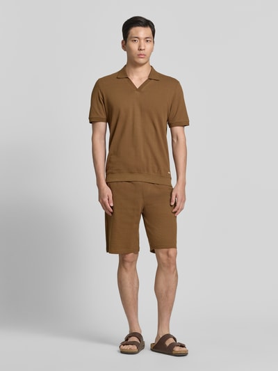Männermodel trägt Relaxed Fit Sweatshorts aus reiner Baumwolle Modell 'DETROIT' von s.Oliver RED LABEL, Optik: Unifarben, fein strukturiert, mit Tunnelzug, seitlichen Eingrifftaschen und Gesäßtasche, Bundabschluss: elastisch, Material: reine Baumwolle; Ganzkörperansicht von vorne.