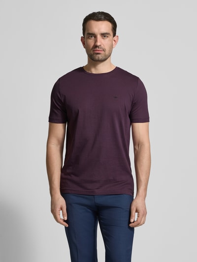Männermodel trägt T-Shirt mit Rundhalsausschnitt und Label-Stitching von Fynch-Hatton aus Reine Baumwolle, Regular-Fit, Ganzkörperansicht von vorne